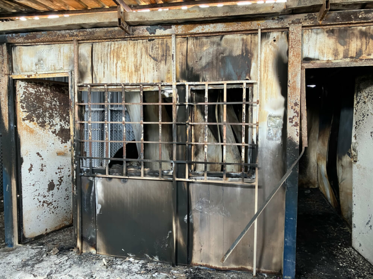 Imagem da clínica da MSF no campo de Al-Hol, que foi saqueada e vandalizada.