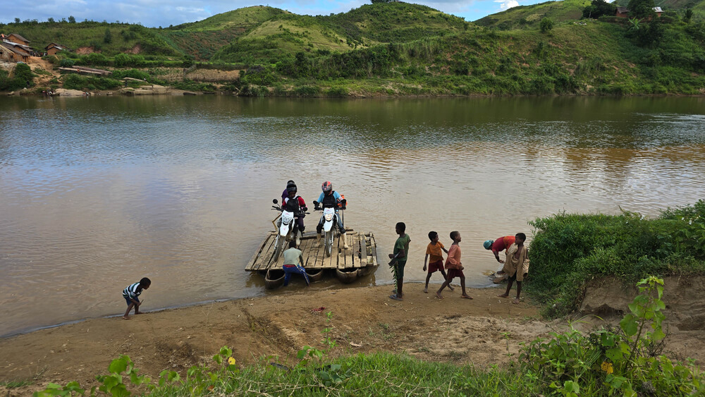 A infraestrutura rodoviária precária e as condições climáticas extremas restringem gravemente o acesso aos centros de saúde em Ikongo. 