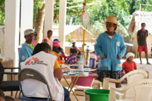 Nos centros de saúde que apoiamos em Ikongo, Madagáscar, a MSF trabalha com as autoridades locais para garantir que as crianças desnutridas recebam diagnóstico e cuidados adequados.