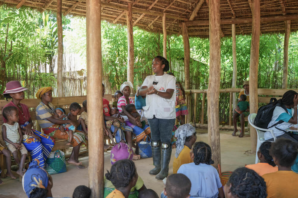Através de sessões de sensibilização, as equipas da MSF treinam os pais para identificar sinais precoces de desnutrição nos filhos, capacitando-os a procurar atendimento antes que as condições piorem.