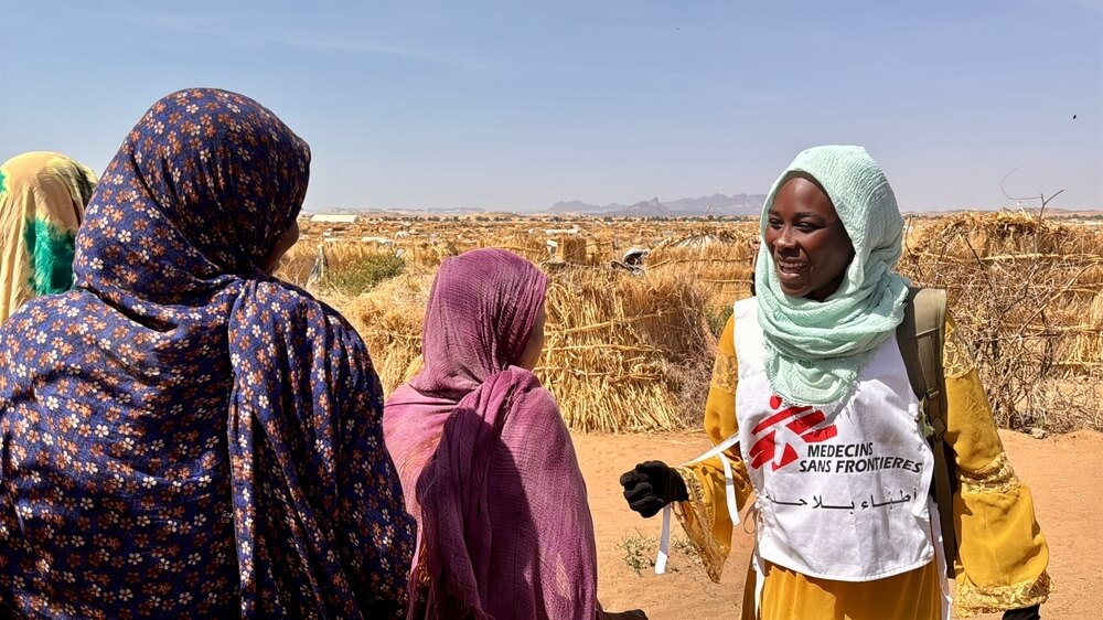 Rimeh, uma líder comunitária no campo de Daba Naira, no Darfur Norte, participa numa sessão sobre violência sexual organizada pela MSF. 