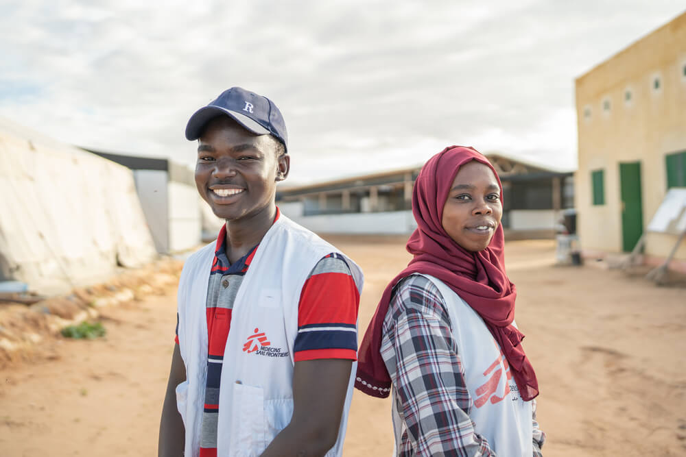 Fotografia dos promotores de saúde Abdallah e Safa, que trabalham no projeto da MSF no Chade.
