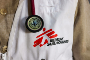 Um médico da MSF com o estetoscópio num dos projetos da organização.