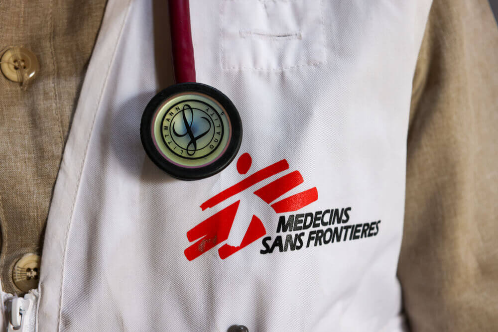 Um médico da MSF com o estetoscópio na base do projeto em Aweil, no Sudão do Sul.