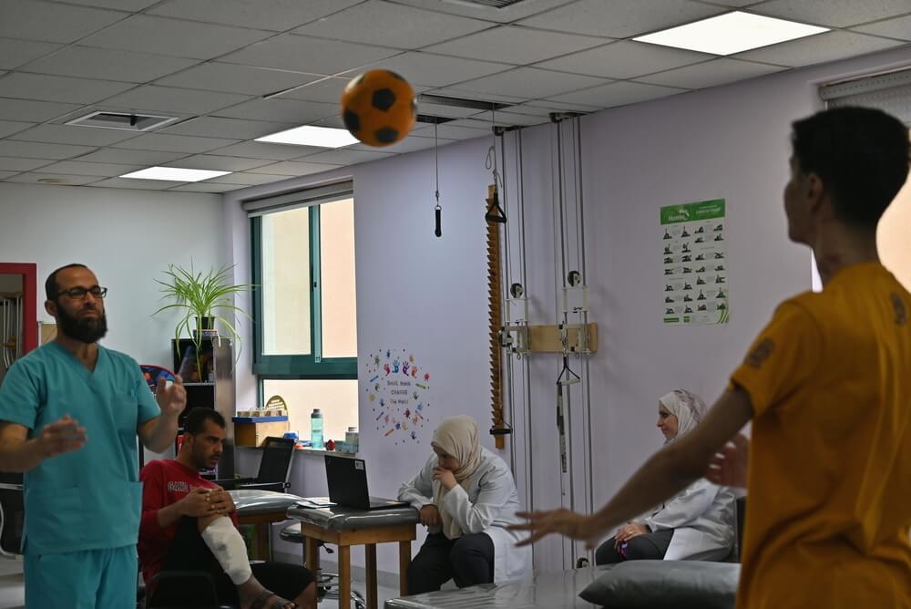 Karam, da Palestina, faz fisioterapia com a equipa da MSF no Hospital de Cirurgia Reconstrutiva, em Amã, na Jordânia.