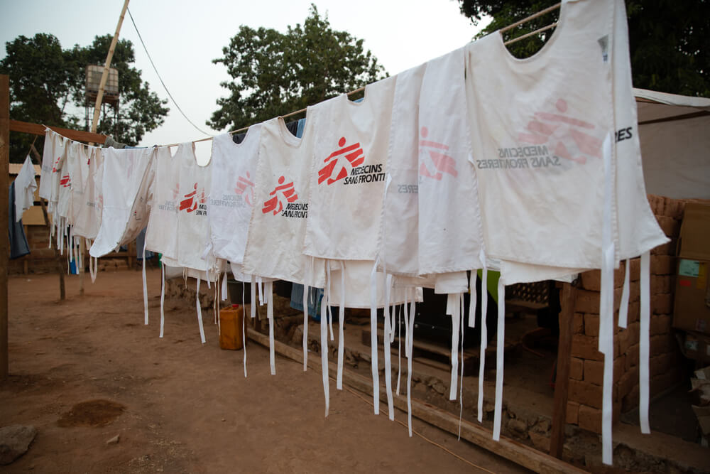 Os coletes da equipa MSF estão a secar no local onde está a equipa de vacinação de emergência contra o sarampo, em Baboua, na República Centro-Africana.