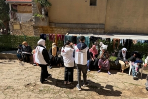 Equipas das clínicas móveis da MSF conversam com pacientes em Ghosta, no Monte Líbano, onde prestamos cuidados de saúde primários, apoio psicológico e distribuímos ajuda humanitária a pessoas deslocadas no Líbano, incluindo migrantes e outras minorias.
