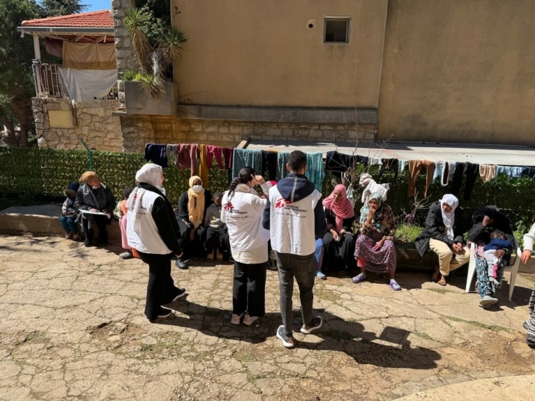 Equipas das clínicas móveis da MSF conversam com pacientes em Ghosta, no Monte Líbano, onde prestamos cuidados de saúde primários, apoio psicológico e distribuímos ajuda humanitária a pessoas deslocadas no Líbano, incluindo migrantes e outras minorias.
