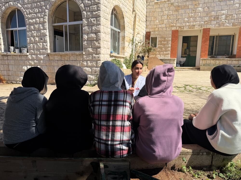 Equipas da MSF conversam com pacientes em Ghosta, no Monte Líbano, onde prestamos cuidados de saúde às pessoas deslocadas pelos bombardeamentos perpetrados no Líbano. 