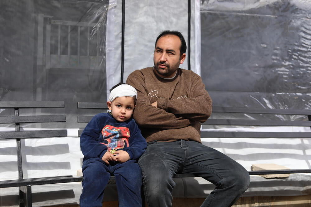 Mahmoud Al-Dahdouh e o filho em Zaytoon, Gaza. “Quando o exército israelita abriu fogo, o meu filho foi atingido por uma bala perdida na cabeça.”