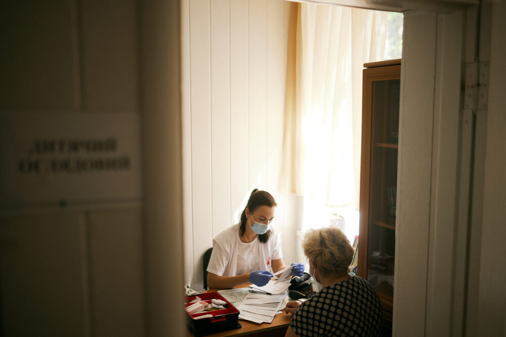 Uma paciente passa por uma consulta médica da MSF em Chornomorka, na região de Mykolaiv, na Ucrânia.