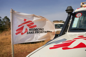 Veículo da MSF com bandeira da organização