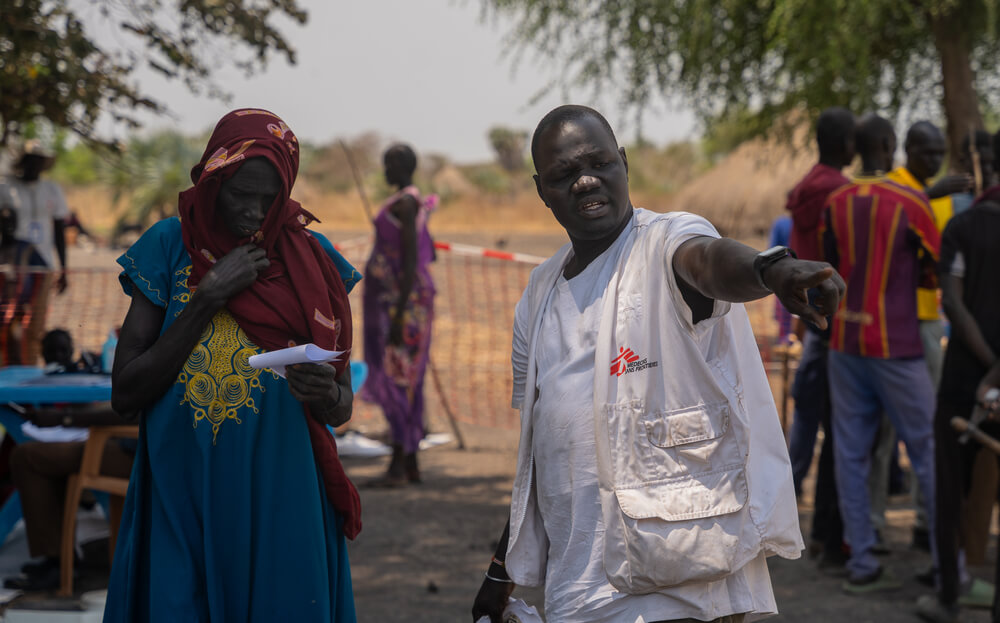 O supervisor da equipa de enfermagem da MSF, David, orienta uma paciente na clínica móvel em Thanakuach, no estado de Jonglei. 