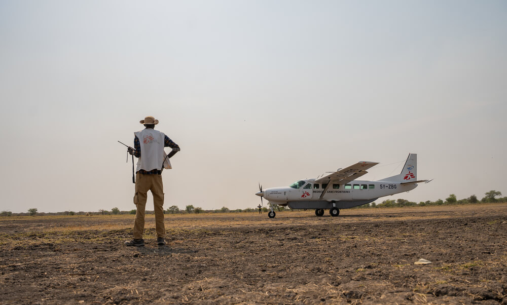 Um avião da MSF e um trabalhador da organização na pista de aterragem, irregular e de terra batida, em Chuil, no Estado de Jonglei, no Sudão do Sul. A MSF está a prestar uma resposta de emergência aos deslocados internos em Chuil. 