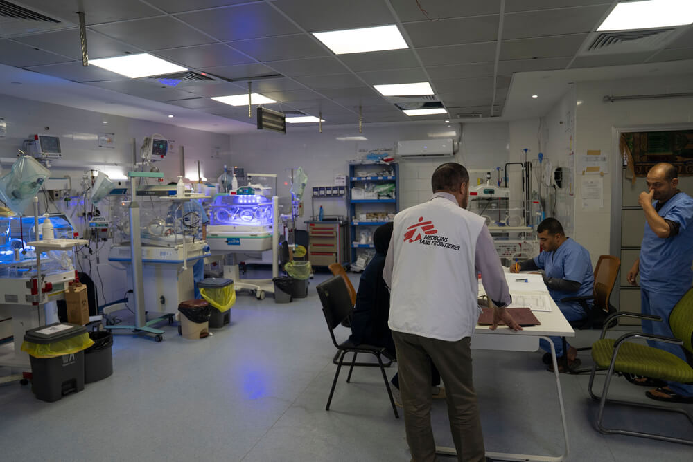 Trabalhadores da MSF na unidade de cuidados intensivos neonatais do Hospital Al-Helou, na cidade de Gaza. 