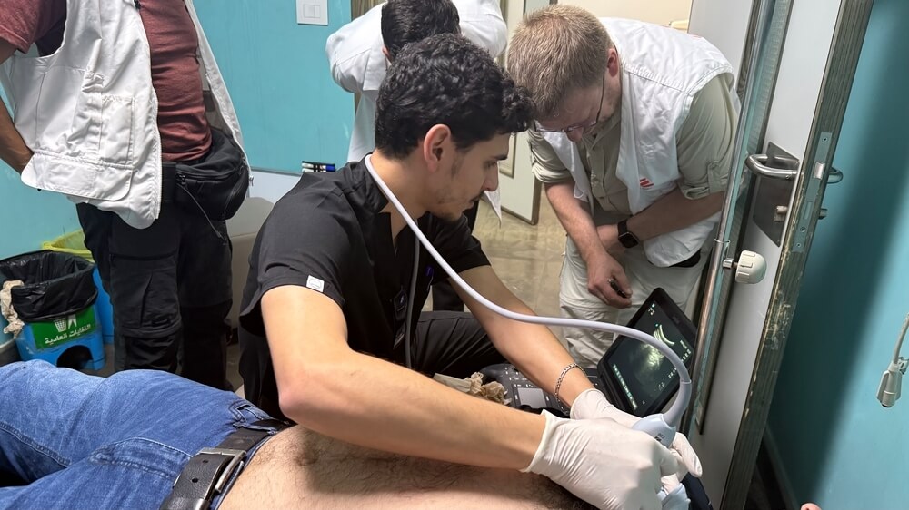 Equipa médica MSF a trabalhar com o Ministério da Saúde Pública no hospital de Jabal Amel, em Sour, no Sul do Líbano.
