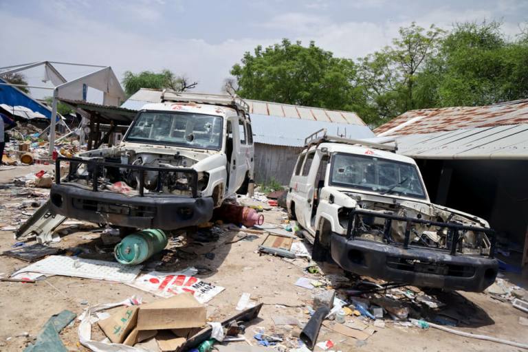 Veículos da MSF destruídos após o hospital em Lankien, no Sudão do Sul, ser atingido por um ataque aéreo das forças do governo do Sudão do Sul durante a noite de terça-feira, 3 de fevereiro de 2026.