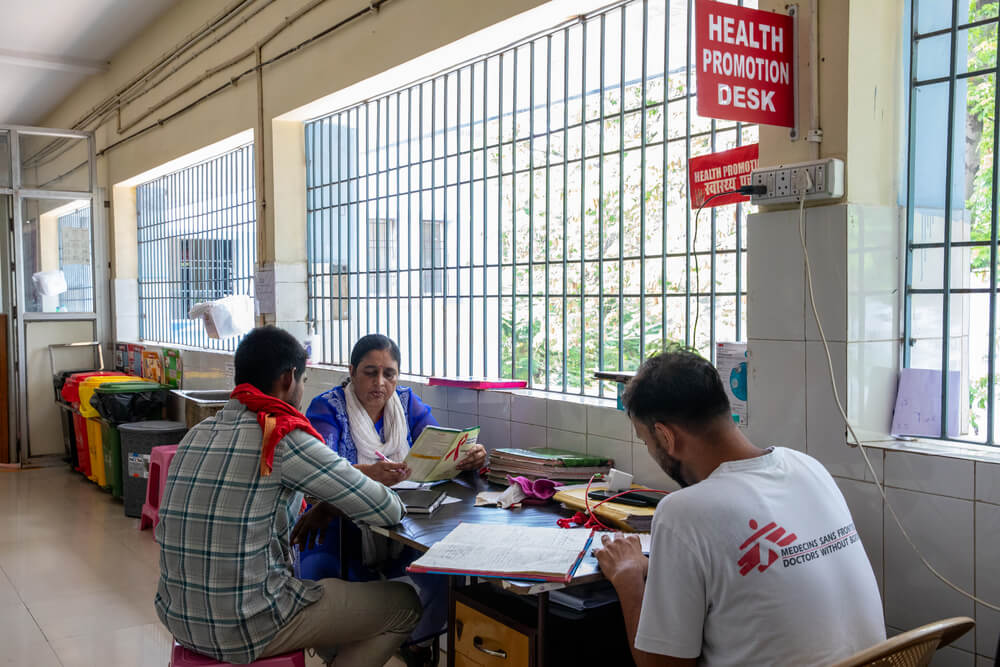 A conselheira laica Meena Kumari presta apoio psicossocial e partilha informações sobre prevenção e tratamento do VIH com pacientes em Patna, na Índia.