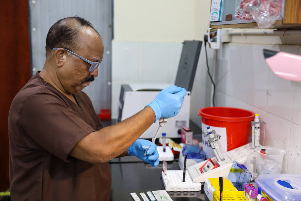 Em Patna, na Índia, o técnico de laboratório da MSF Sunil Kumar assegura a monitorização de pacientes com VIH. 