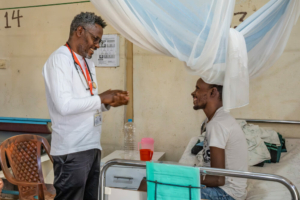 Equipa médica da MSF a realizar a ronda matinal na ala masculina do centro de saúde da MSF em Abdurafi, na Etiópia.
