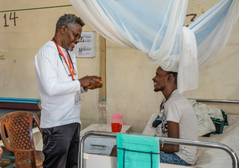 Equipa médica da MSF a realizar a ronda matinal na ala masculina do centro de saúde da MSF em Abdurafi, na Etiópia.
