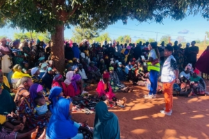 A equipa MSF realiza uma sessão de psicoeducação em grupo em Nanjua, no distrito de Ancuabe, no Norte de Moçambique.