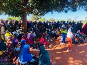 A equipa MSF realiza uma sessão de psicoeducação em grupo em Nanjua, no distrito de Ancuabe, no Norte de Moçambique.