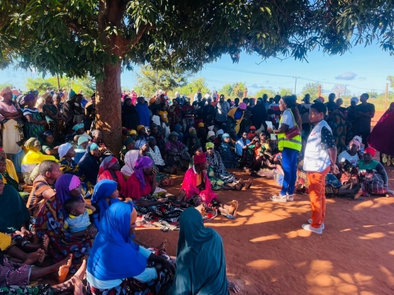 A equipa MSF realiza uma sessão de psicoeducação em grupo em Nanjua, no distrito de Ancuabe, no Norte de Moçambique.