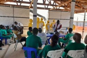 As equipas da MSF estão a ministrar formação no contexto do Ébola aos membros das equipas médicas de emergência do Ministério da Saúde do Uganda.