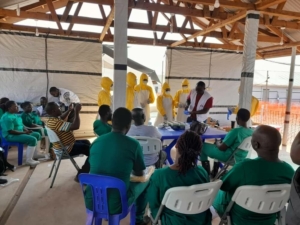 As equipas da MSF estão a ministrar formação no contexto do Ébola aos membros das equipas médicas de emergência do Ministério da Saúde do Uganda.