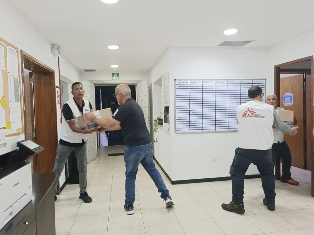 As equipas da MSF doam material médico e kits de traumatologia que incluem pensos, antibióticos e analgésicos, que são os itens mais necessários para as pessoas feridas nos hospitais.