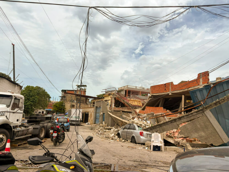 Destruição em La Guaira, na Venezuela, na sequência dos sismos que atingiram o país a 24 de junho.