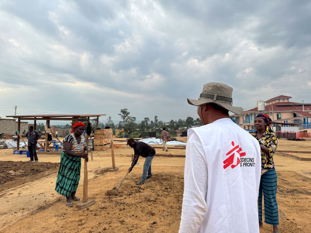 A equipa de logística da MSF trabalha com a comunidade local na preparação e reforço das tendas no centro de tratamento do Ébola em Bunia, RDC. 