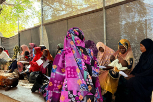 As condições no campo de refugiados de Um Rakuba, no Sudão, deterioram-se à medida que a assistência diminui, com escassez crítica de cuidados de saúde, água e alimentos.