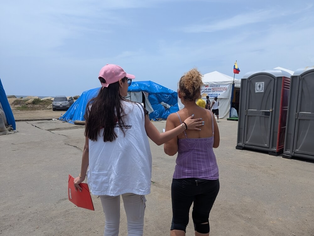 Uma psicóloga da MSF presta apoio a uma paciente numa clínica móvel da organização em Playa Verde, Maiquetia, Venezuela. 