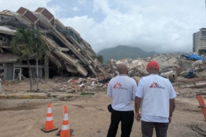 Equipa MSF avalia a devastação em La Guaira, na Venezuela, a 21 de julho de 2026, onde os sismos de 24 de junho reduziram centenas de edifícios a escombros e deixaram milhares de famílias sem abrigo adequado.