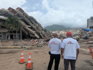 Equipa MSF avalia a devastação em La Guaira, na Venezuela, a 21 de julho de 2026, onde os sismos de 24 de junho reduziram centenas de edifícios a escombros e deixaram milhares de famílias sem abrigo adequado.