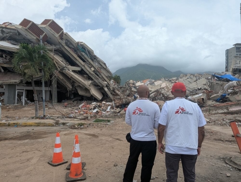 Equipa MSF avalia a devastação em La Guaira, na Venezuela, a 21 de julho de 2026, onde os sismos de 24 de junho reduziram centenas de edifícios a escombros e deixaram milhares de famílias sem abrigo adequado.