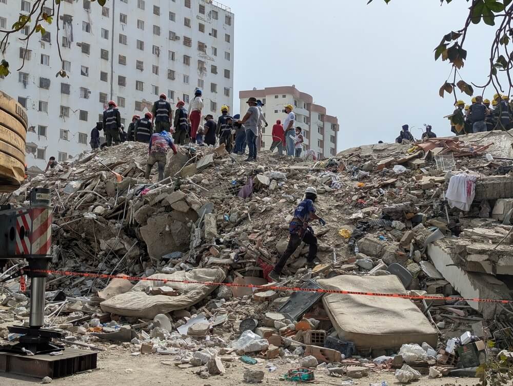 As equipas de resgate procuram, a 21 de julho de 2026, pessoas desaparecidas sob os escombros de um edifício que ruiu em Caraballeda, La Guaira. 