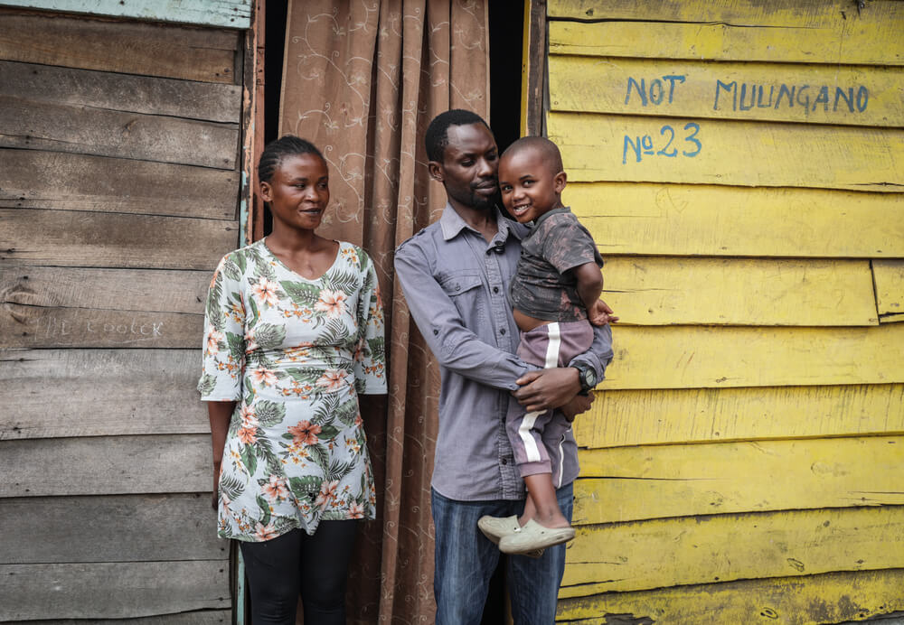 Habimana Benjamin, professor do ensino secundário em Goma, é fotografado ao lado da família após ter recebido alta do Centro de Tratamento do Ébola de Munigi.