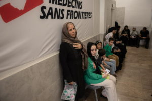 Numa clínica em Teerão, gerida pela MSF, pessoas de todas as idades e origens procuram atendimento médico.