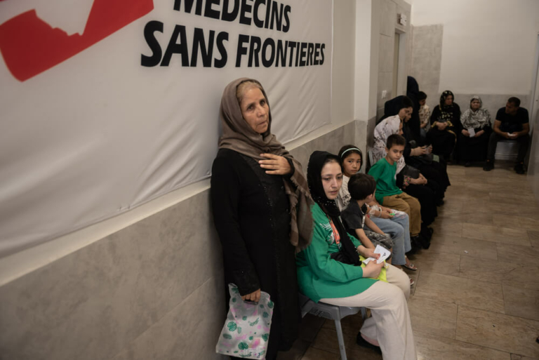 Numa clínica em Teerão, gerida pela MSF, pessoas de todas as idades e origens procuram atendimento médico.