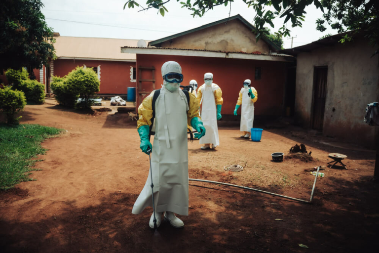 As equipas de descontaminação visitam a casa de uma paciente que está a ser tratada no centro de tratamento do Ébola de Elikya.