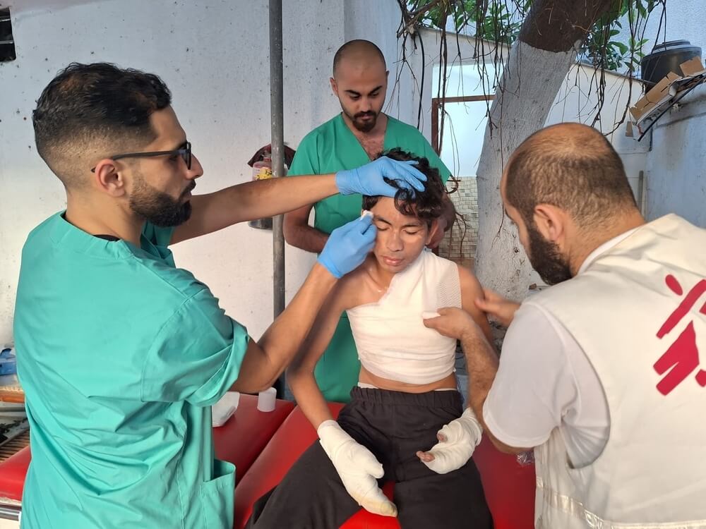 Enfermeiro da MSF trata um rapaz na unidade de queimados na Faixa de Gaza