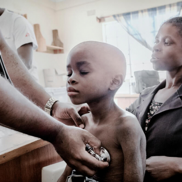 ViiV, divisão da Pfizer e da GSK para HIV/Aids, impede que crianças que vivem com o vírus recebam medicamentos