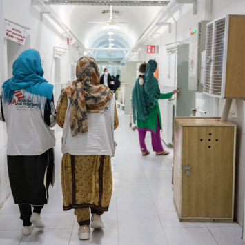 Trabalhadoras da Médicos Sem Fronteiras no corredor do hospital apoiado pela MSF em Boost, no Afeganistão.