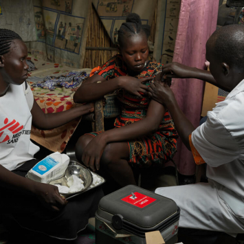 Em março e abril de 2022, a MSF e o Ministério da Saúde do Sudão do Sul levaram a cabo conjuntamente as primeiras duas doses da campanha de vacinação contra a hepatite E no campo para pessoas deslocadas de Bentiu, no estado de Unidade no Sudão do Sul.
