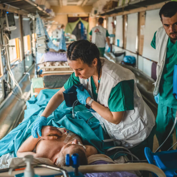 Pacientes são transferidos no comboio de encaminhamentos médicos operado pela Médicos Sem Fronteiras (MSF) na Ucrânia