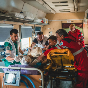 Comboio médico da MSF: dados e testemunhos de pacientes revelam persistentes ataques indiscriminados contra civis na Ucrânia