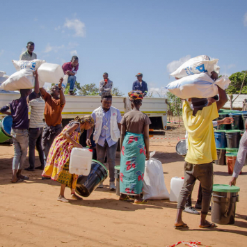 Uma equipa da MSF distribui kits com artigos essenciais como tendas e mosquiteiras no distrito de Montepuez, província de Cabo Delgado, em Moçambique.
